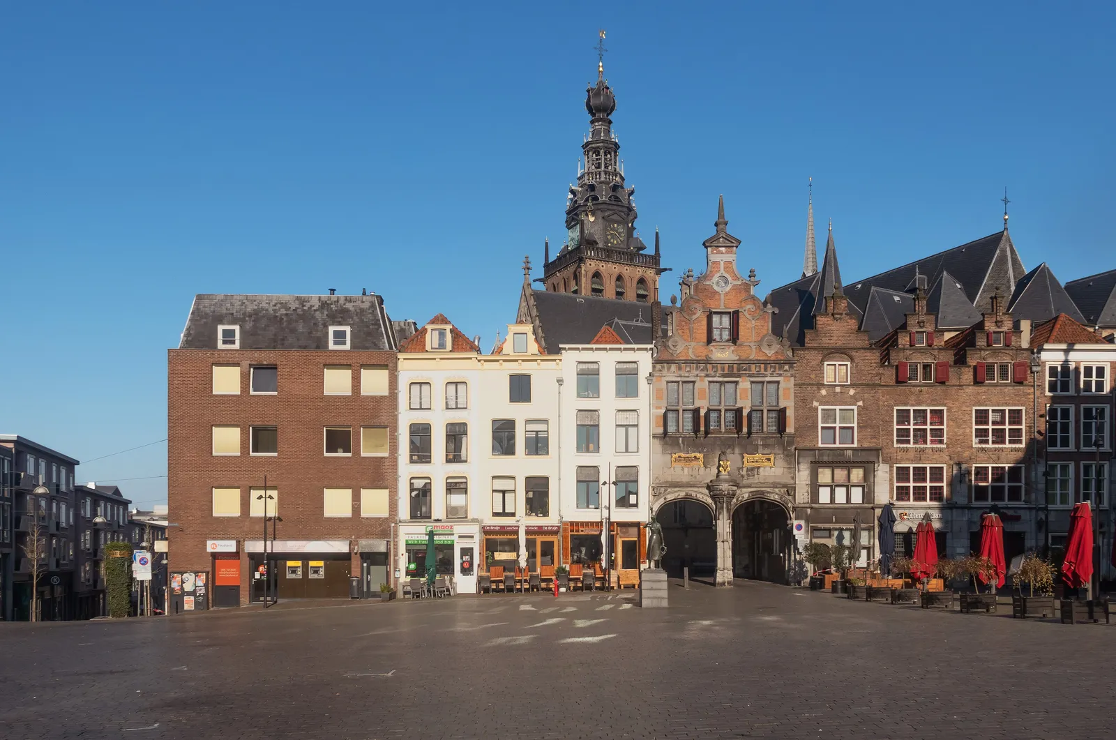 De Grote Markt in Nijmegen met de toren van de Sint-Stevenskerk