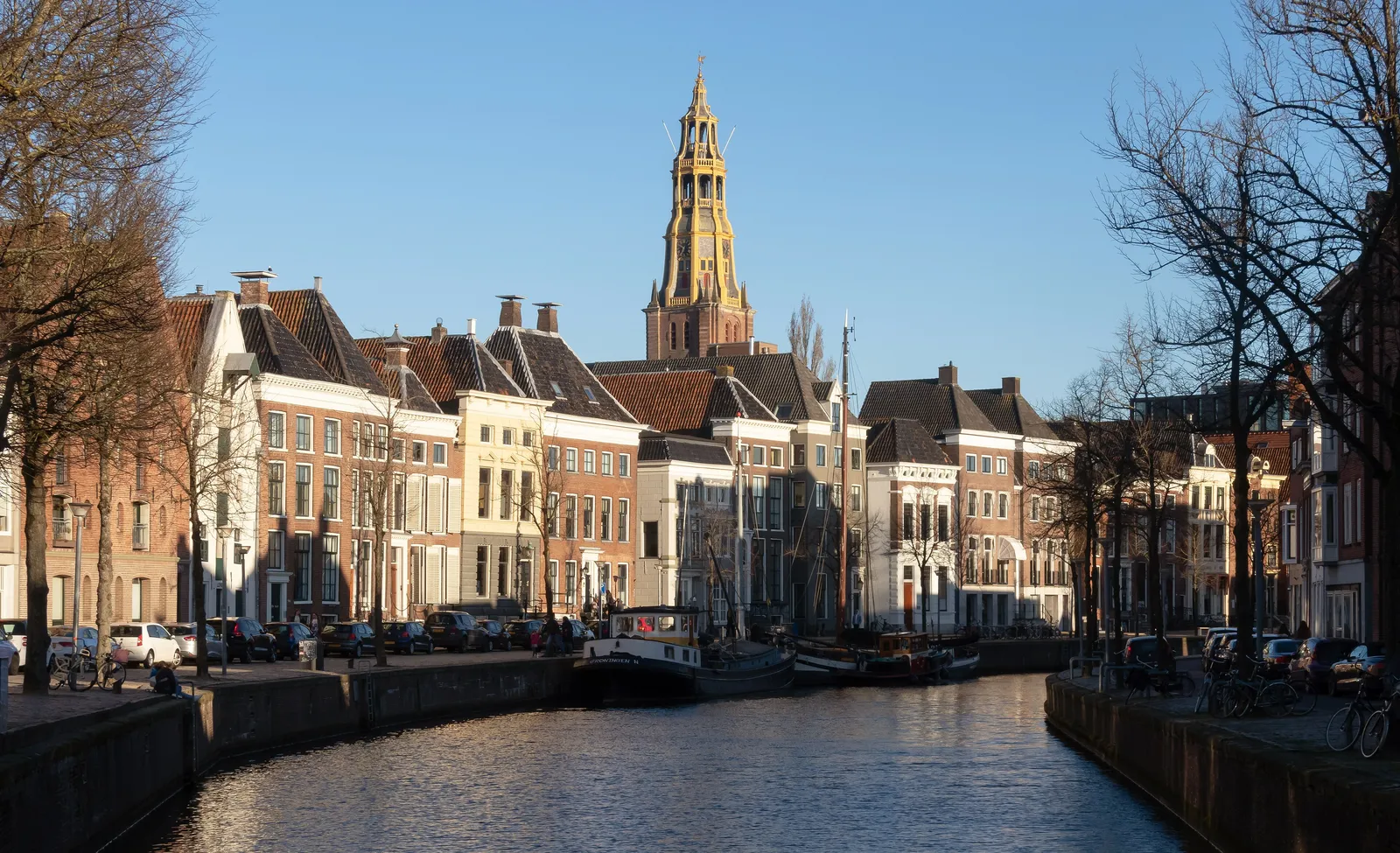 De toren van de Der Aa-kerk in Groningen, gezien vanaf de Visserbrug