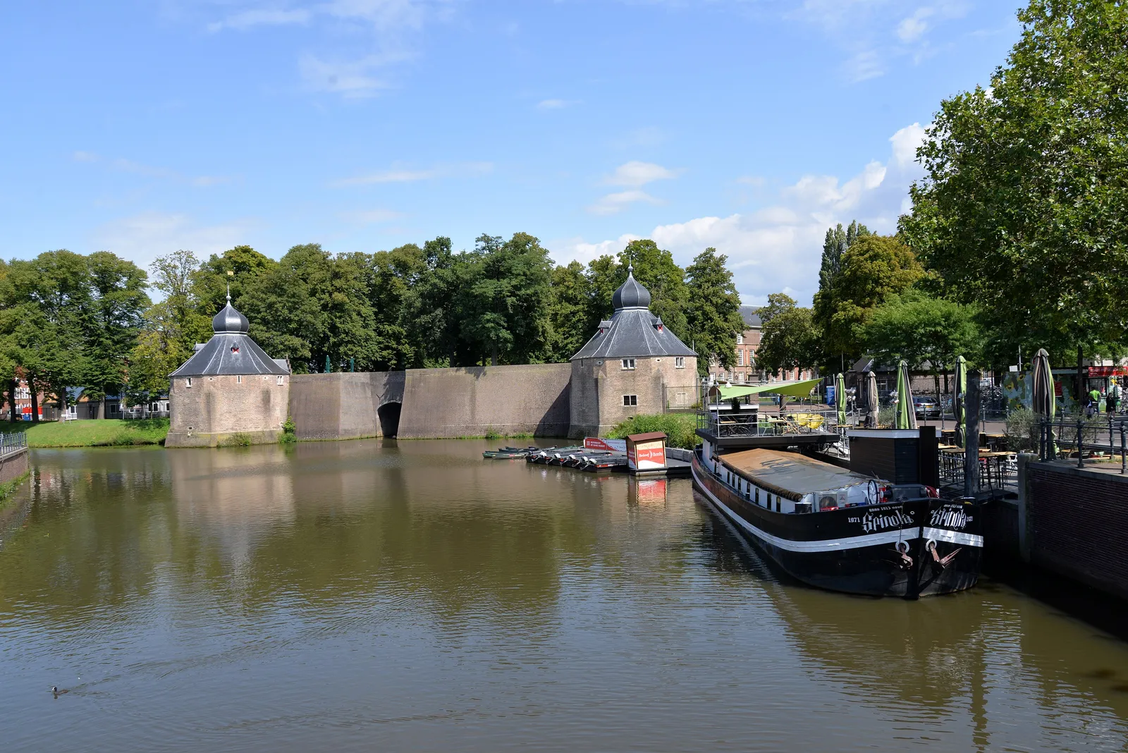 Het Spanjaardsgat in Breda, gezien over het water