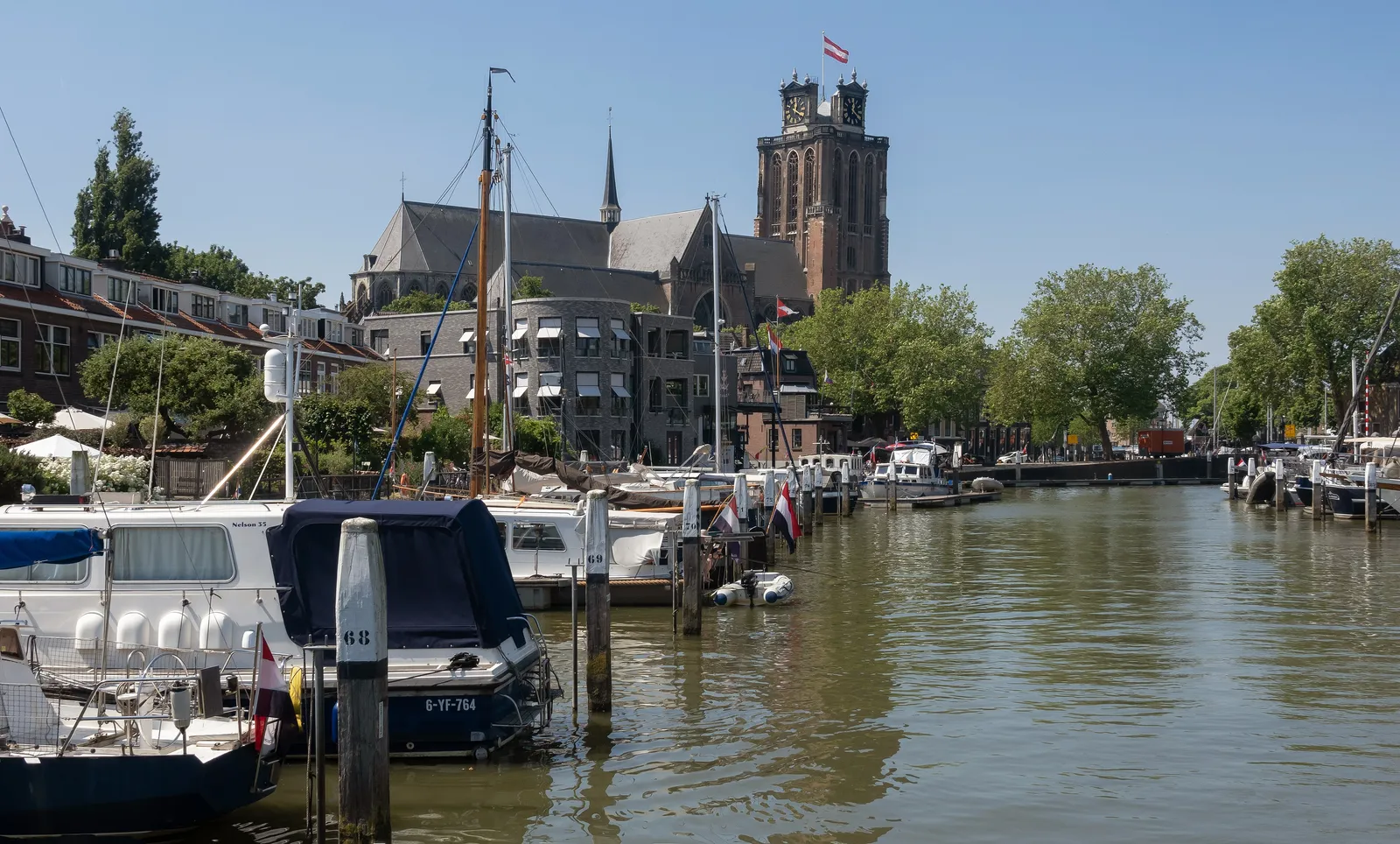 De Grote Kerk van Dordrecht, gezien vanaf de Lange IJzeren Brug, met boten in de haven