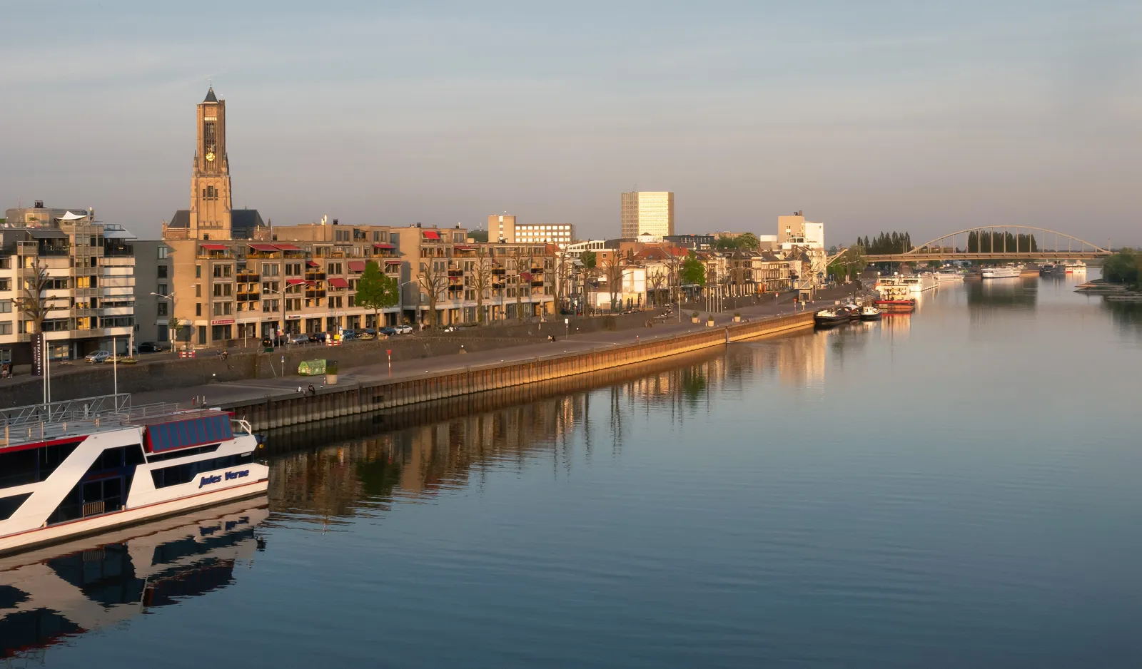 Stadszicht op Arnhem vanaf de Mandelabrug in de avond