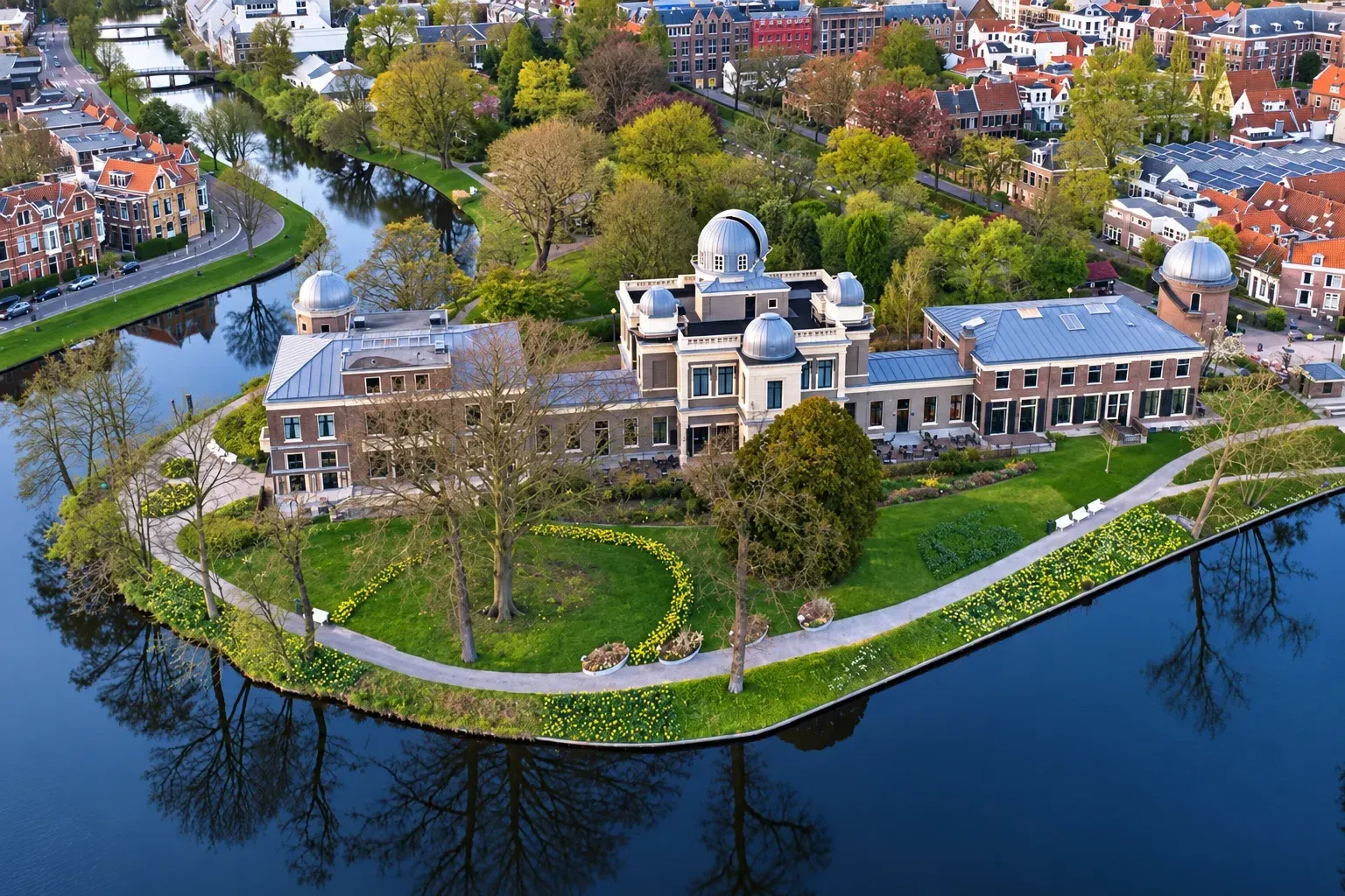 Luchtfoto van de Sterrewacht aan de Witte Singel in Leiden, het omslagbeeld van de Komijnroute