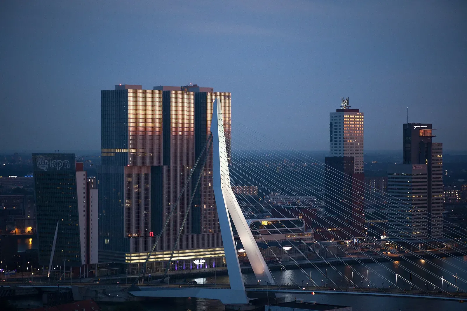 De Erasmusbrug en de skyline van Rotterdam bij zonsondergang