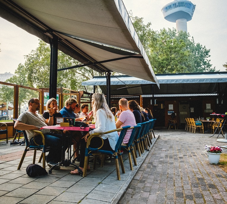 Een Gezellig Rondje Midgetgolf aan de Voet van de Euromast